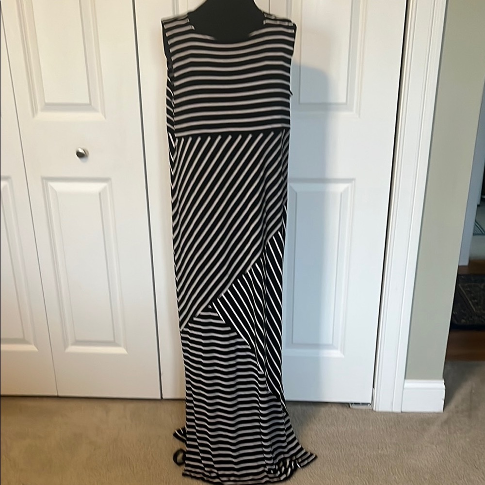 Black and White Sleeveless Sheath Maxi Dress